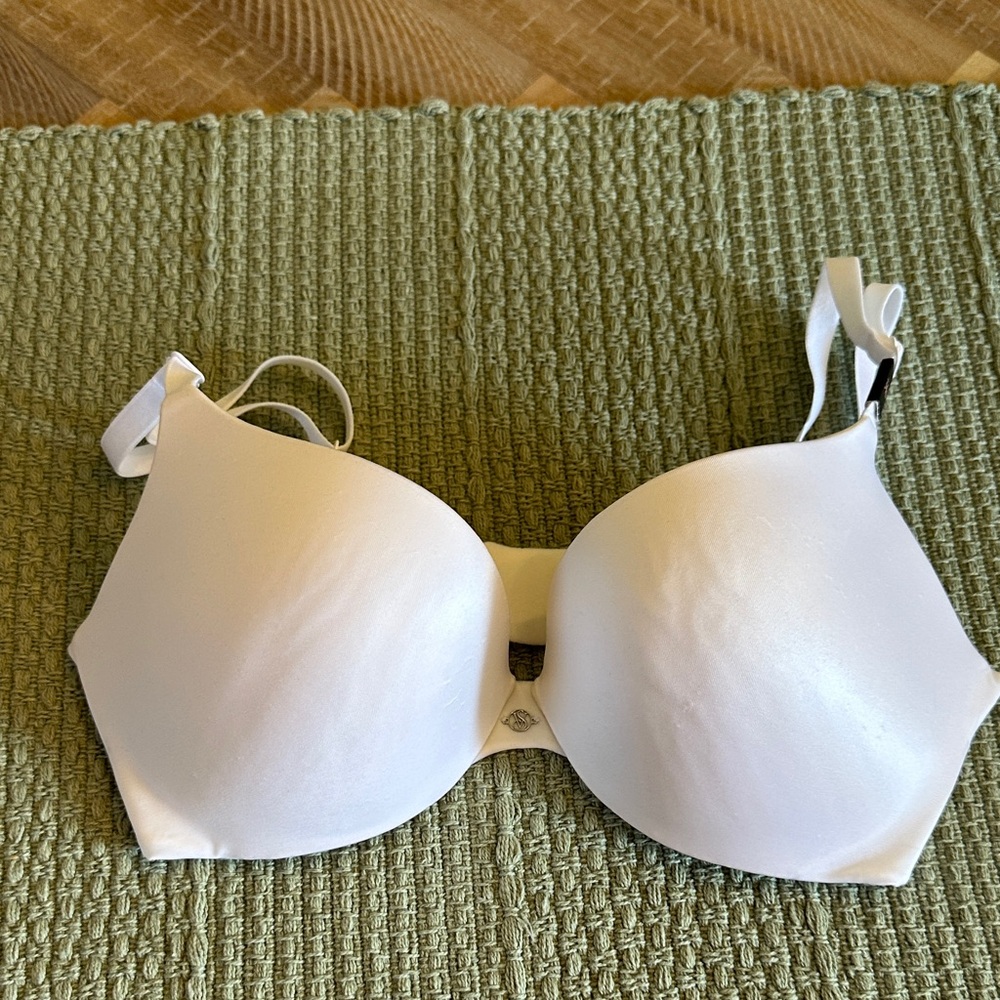 Victoria's Secret Elegant Cream Bra